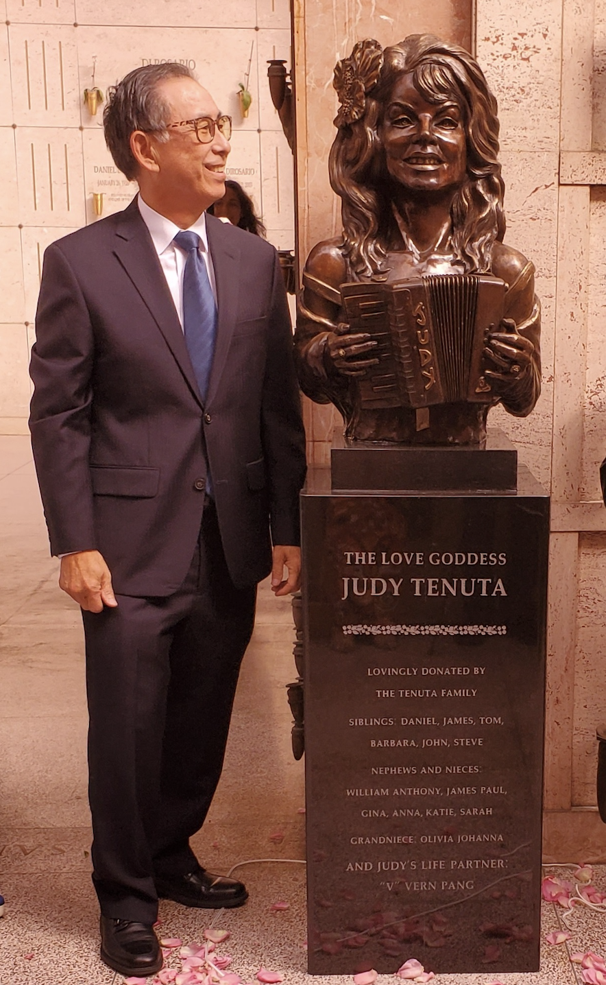 Vern Pang standing with Judy Tenuta's statue.